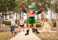 Mascotte entourée d'enfants au camping Les Dunes de Contis